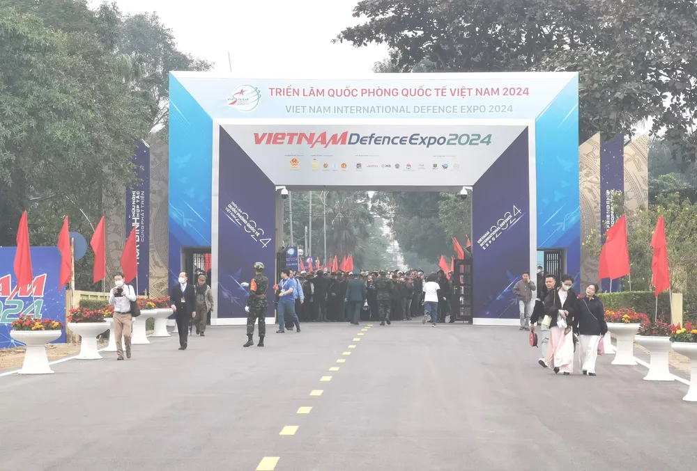 Nguoi dan xem trien lãm 6.jpg