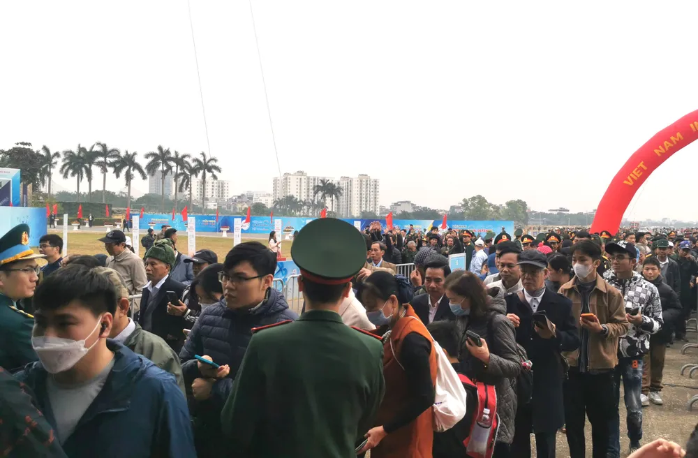 Nguoi dan xem trien lãm 7.jpg