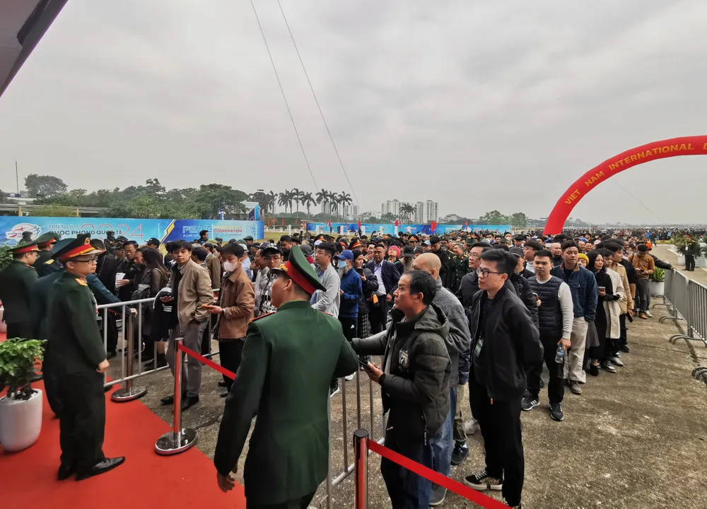 Nguoi dan xem trien lãm 8.jpg