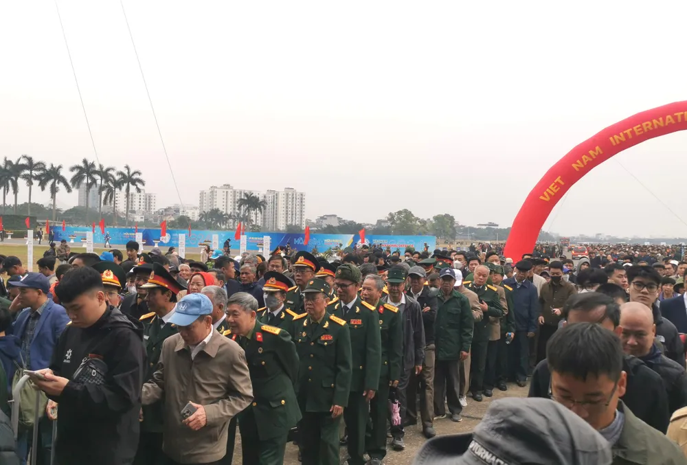 Nguoi dan xem trien lãm 9.jpg