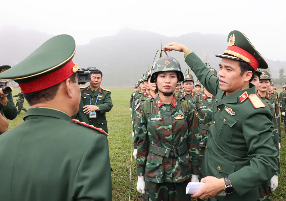 Lanh dao BQP hop luyen 7.jpg