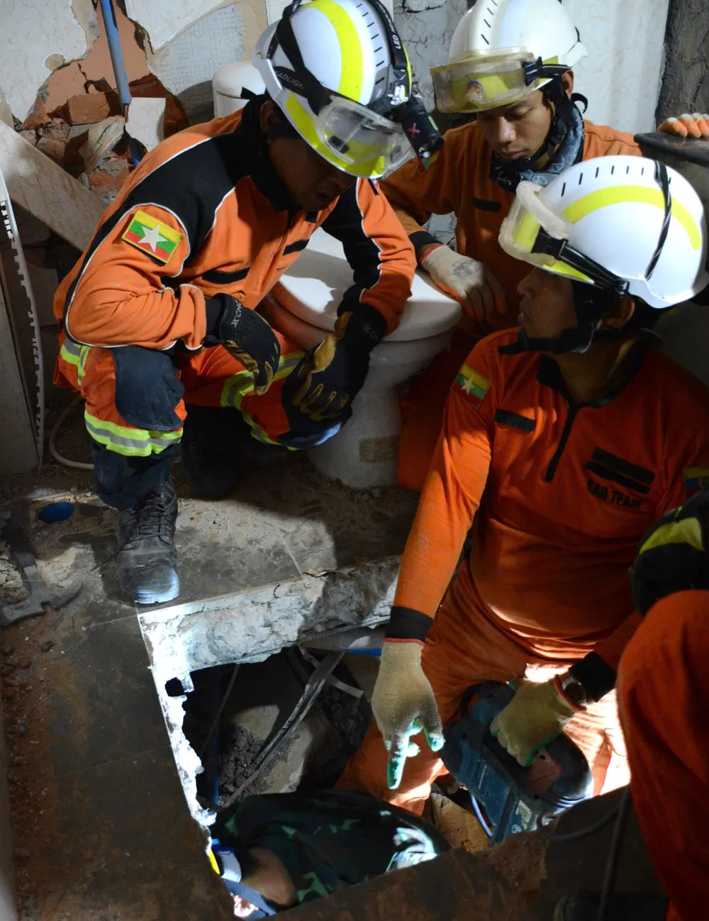 Anh BQP cuu ho Myanmar 3.jpg