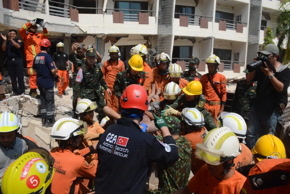 Anh BQP cuu ho Myanmar 5.jpg