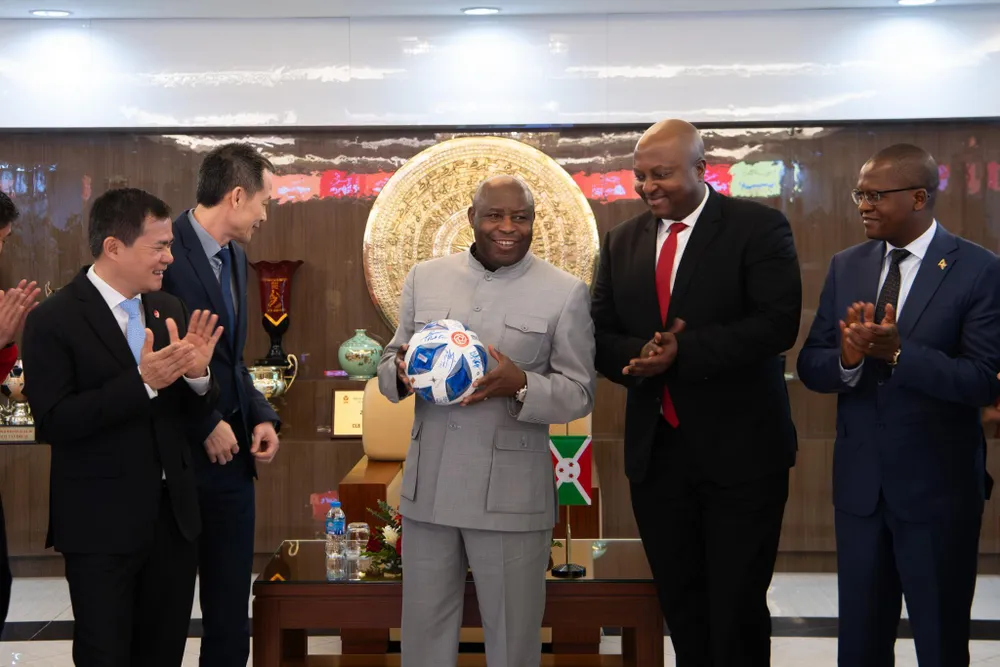 CLB The Cong Viettel gui tang mon qua den Thu tuong Burundi.jpg