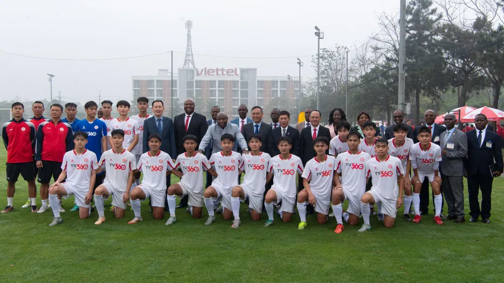 Thu tuong Burundi chup anh cung CLB The Cong Viettel.jpg