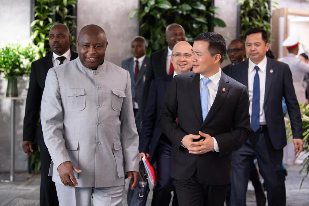 Thu tuong Burundi danh gia cao nhung dong gop cua Lumitel .jpg