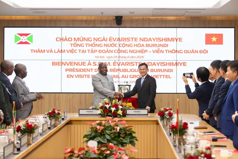 Thu tuong Burundi va TGD Tap doan Viettel bat tay chuc mung vi su hop tac tot dep.jpg
