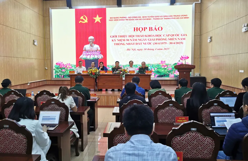 Anh hop bao HT khoa hoc 3.jpg