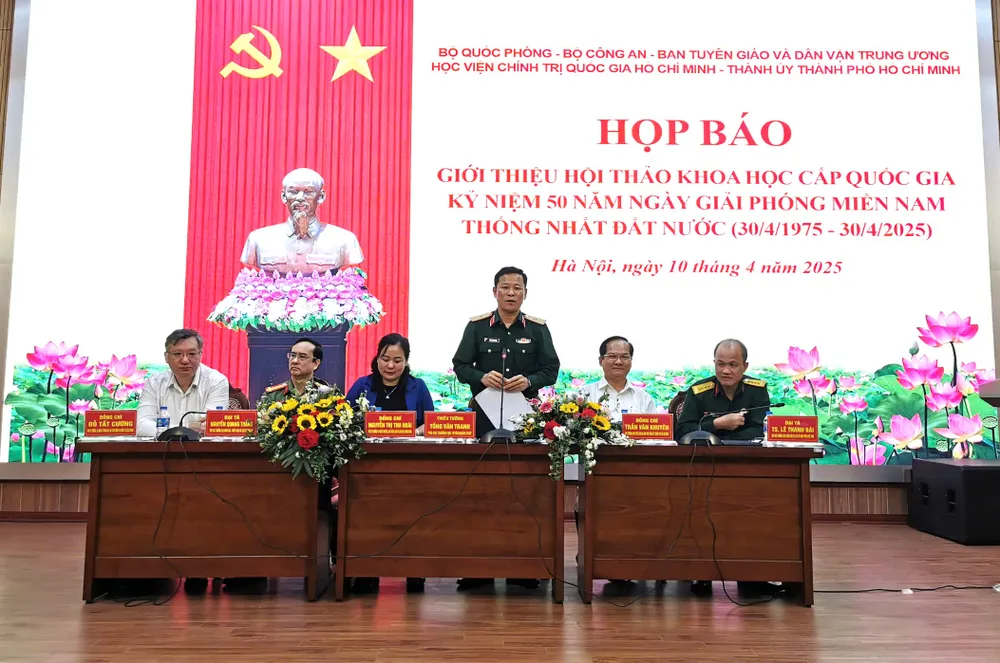Anh hop bao HT khoa hoc 4.jpg