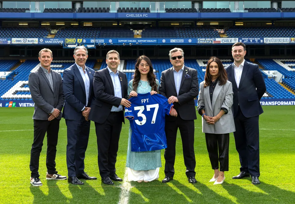 Đại diện CLB Chelsea và FPT trên sân Stamford Bridge trong sự kiện công bố hợp tác toàn cầu giữa FPT và CFC.jpg