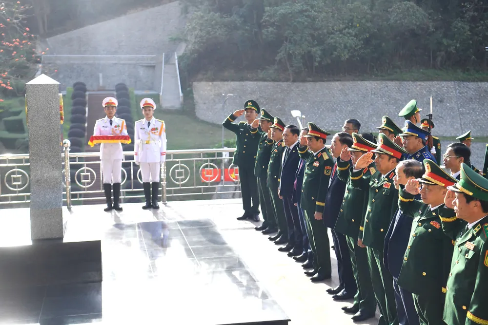 Anh Giao luu QP Viet - Trung 1.jpg