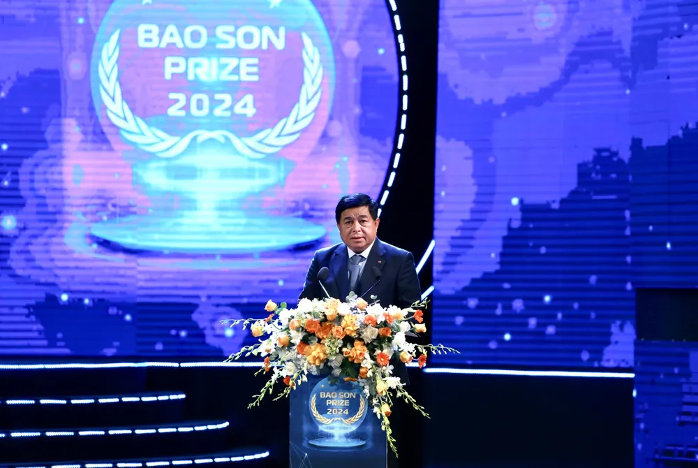 Anh trao Giai thuong Bao Son 2.jpg