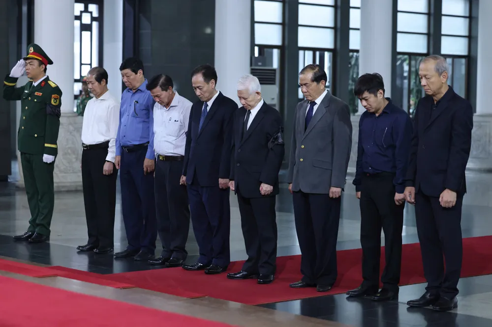 CNT Nguyen Minh Triet vieng 2.jpg