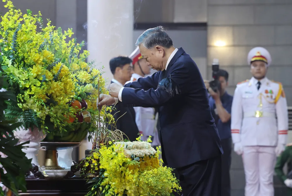 Le vieng Tran Duc Luong 4.jpg