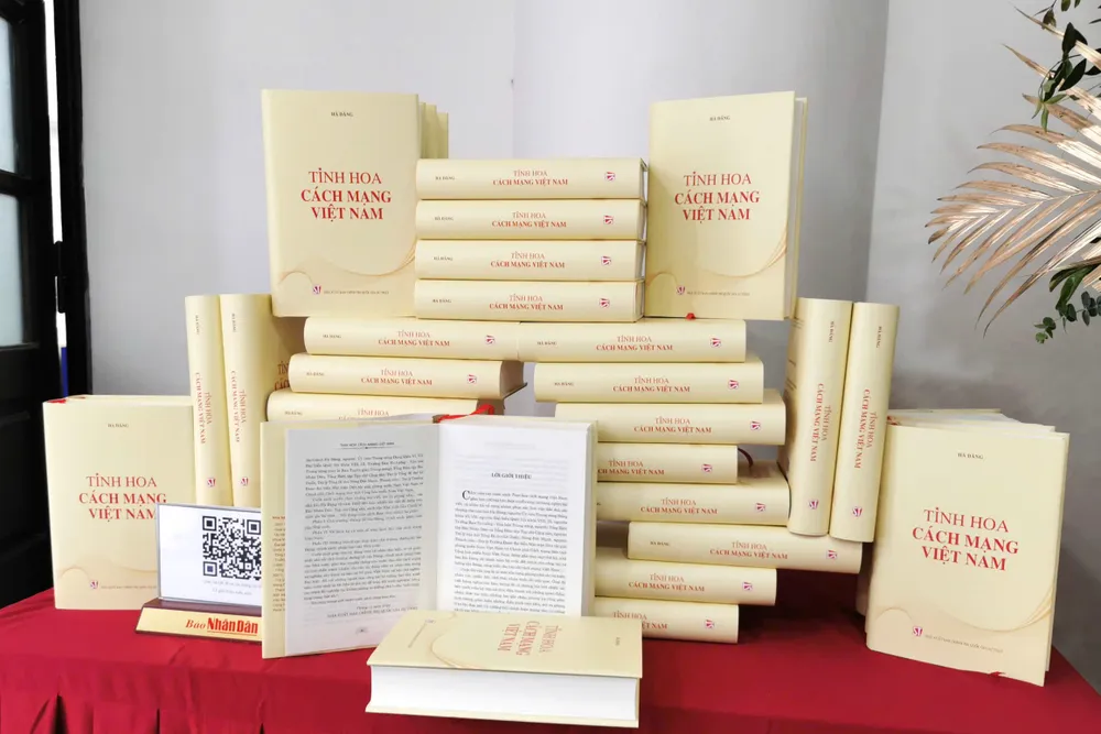 Anh ra mat sach nha bao Ha Dang 6.JPG