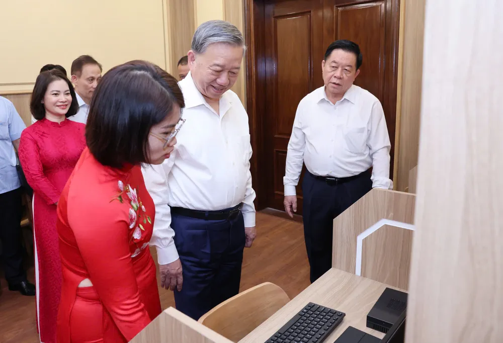 Anh TBT lam viec Ban TGDVTW 2.jpg