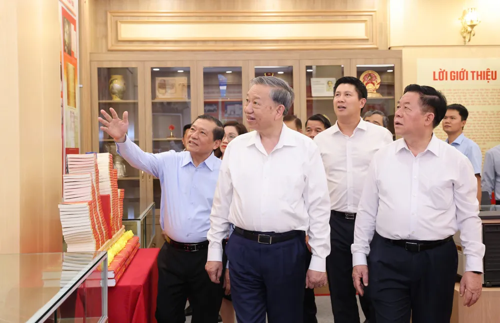 Anh TBT lam viec Ban TGDVTW 5.jpg