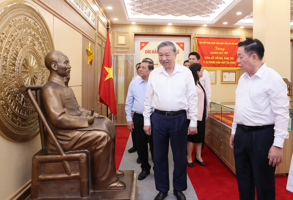 Anh TBT lam viec Ban TGDVTW 6.jpg