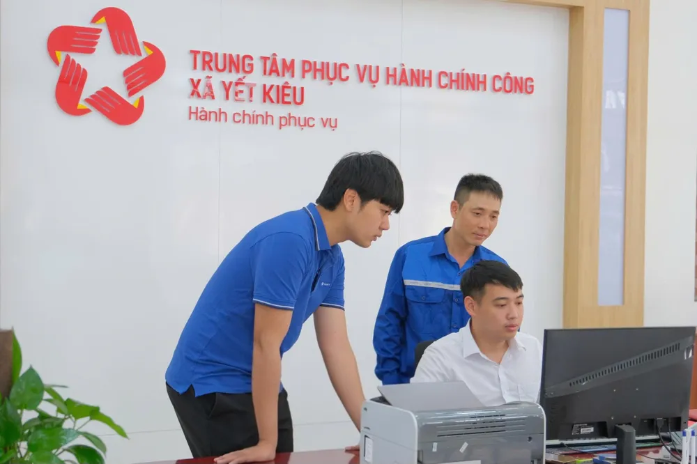 Nhân viên VNPT hỗ trợ cán bộ xã Yết Kiêu - TP Hải Phòng thực hiện các nghiệp vụ trên Cổng dịch vụ Công Quốc gia.jpg