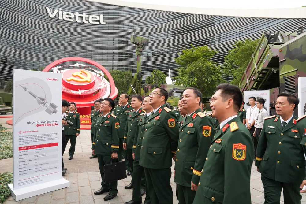 Thu truong tham quan khi tai Viettel tai Dai hoi.jpg