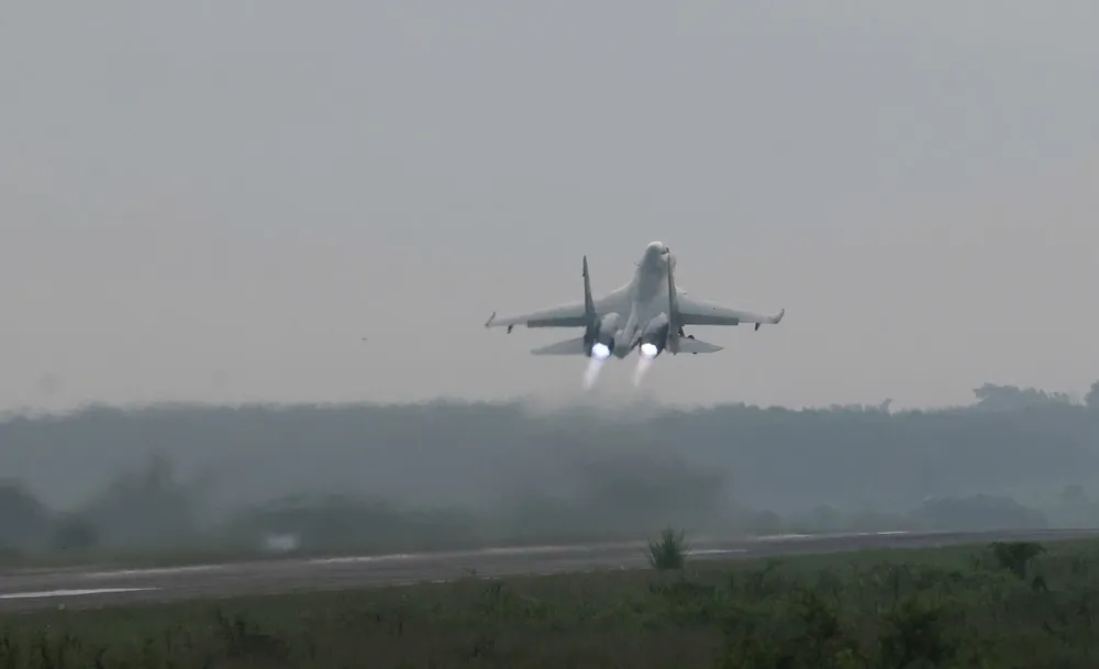 Anh may bay Su 10.jpg