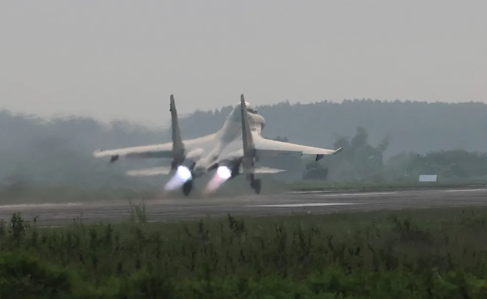 Anh may bay Su 11.jpg