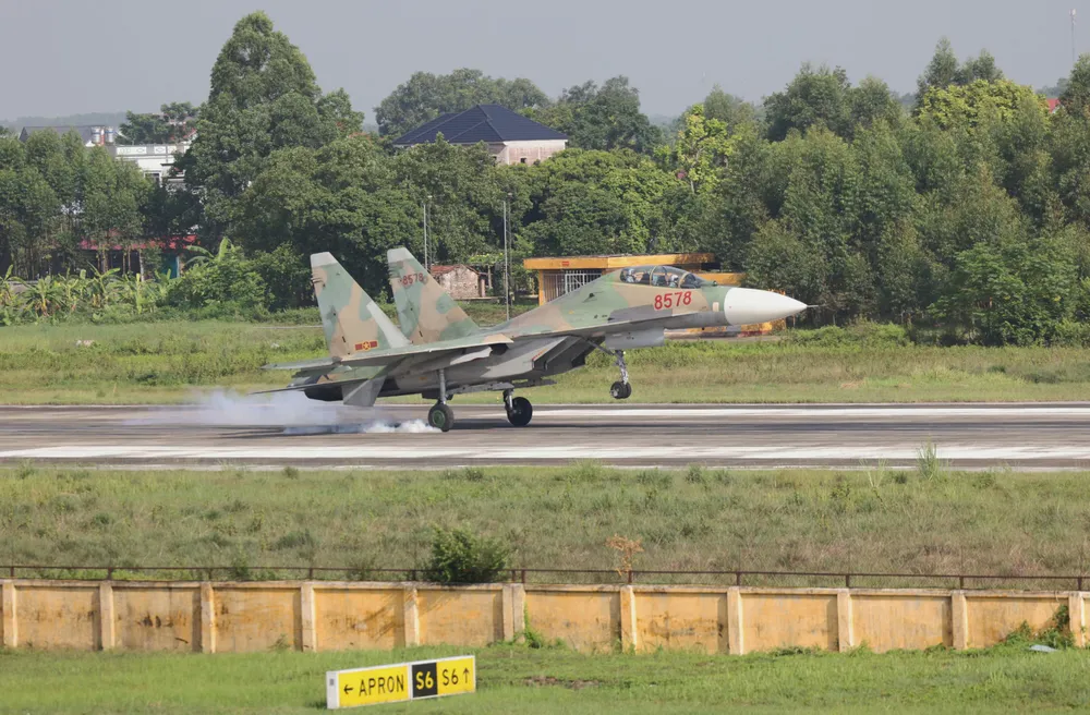 Anh may bay Su 17.jpg