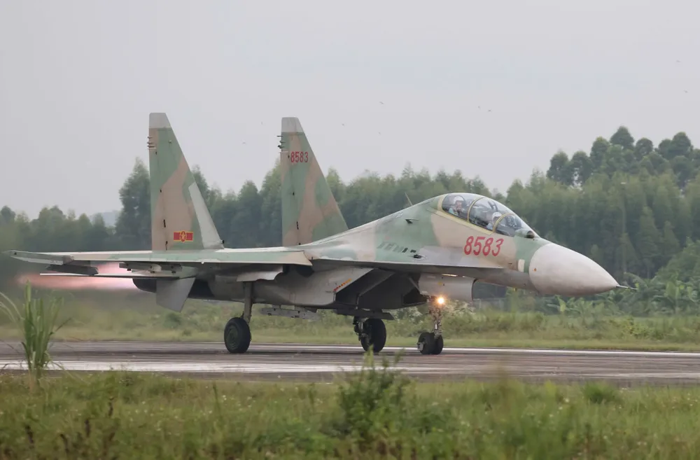 Anh may bay Su 18.jpg