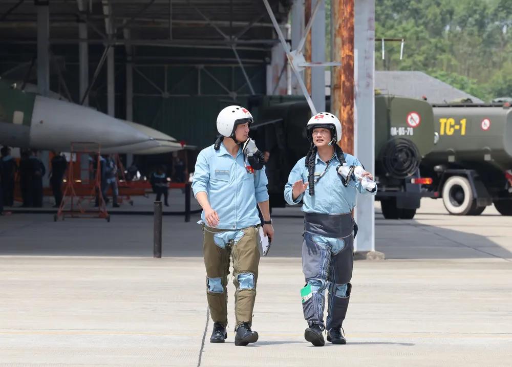 Anh may bay Su 20.jpg