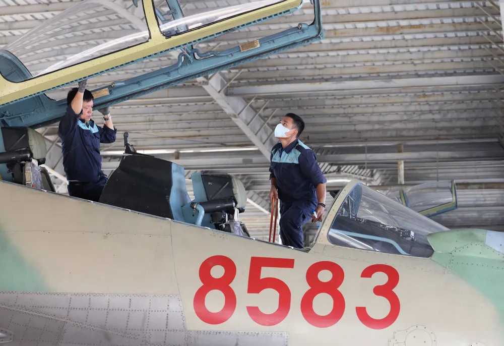 Anh may bay Su 4.jpg