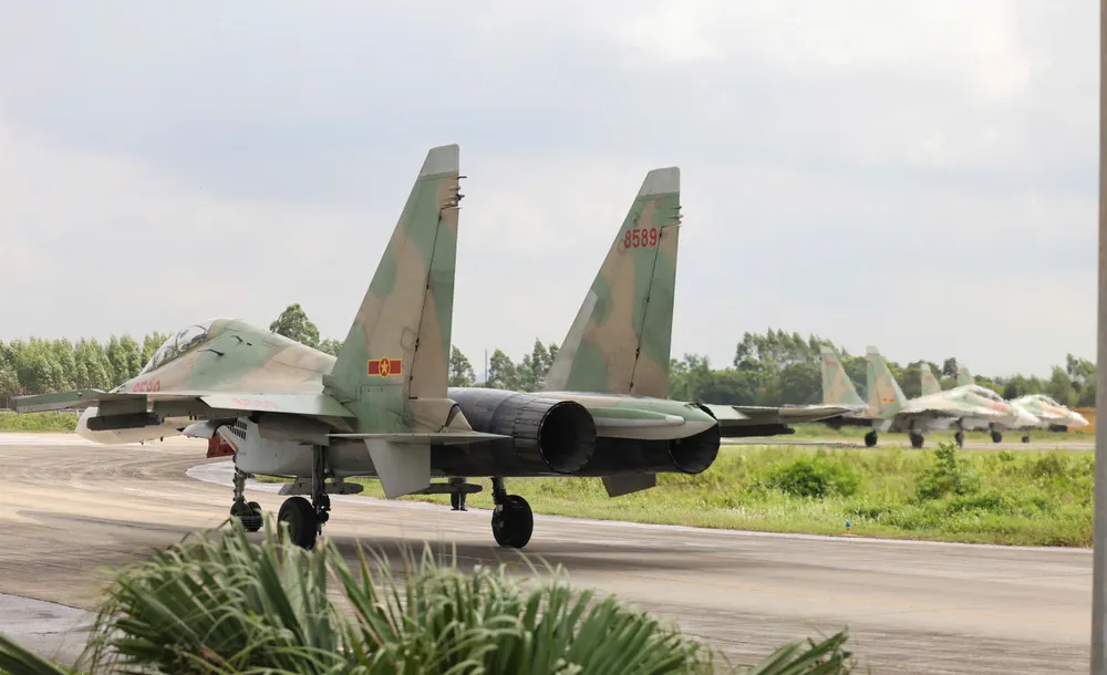 Anh may bay Su 8.jpg