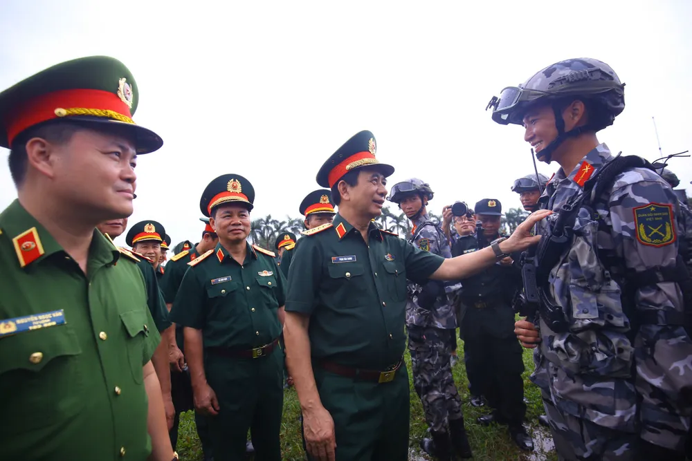 Anh BT Phan Van Giang tang qua 4.jpg