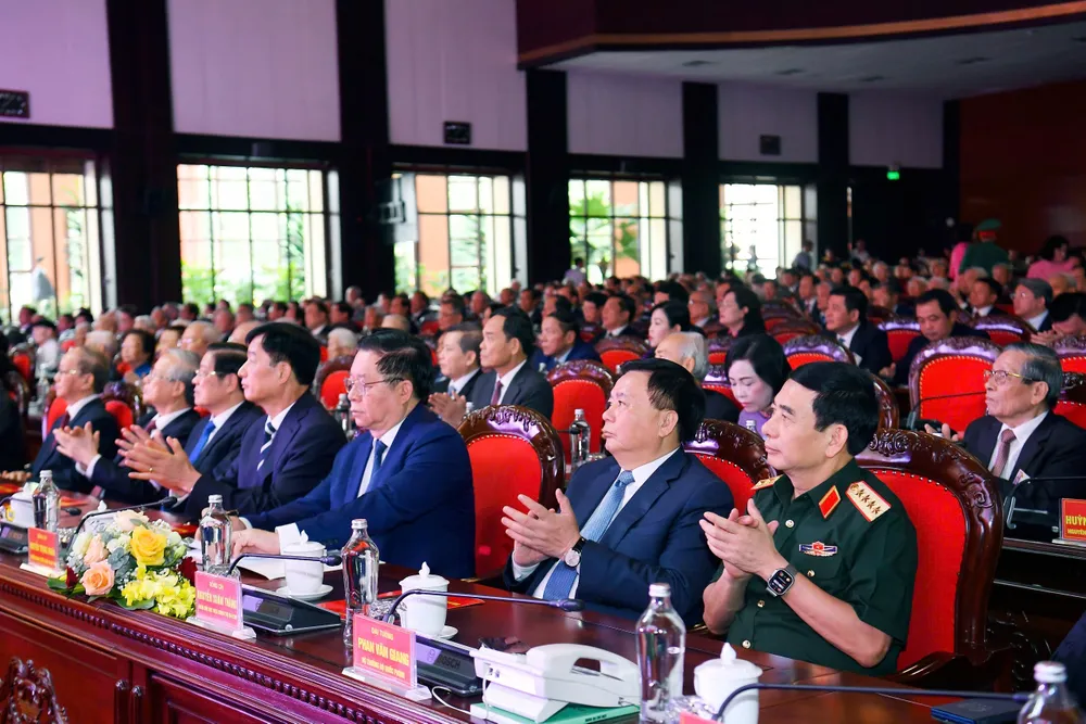 TBT gap mat lao thanh Cach mang 11.jpg