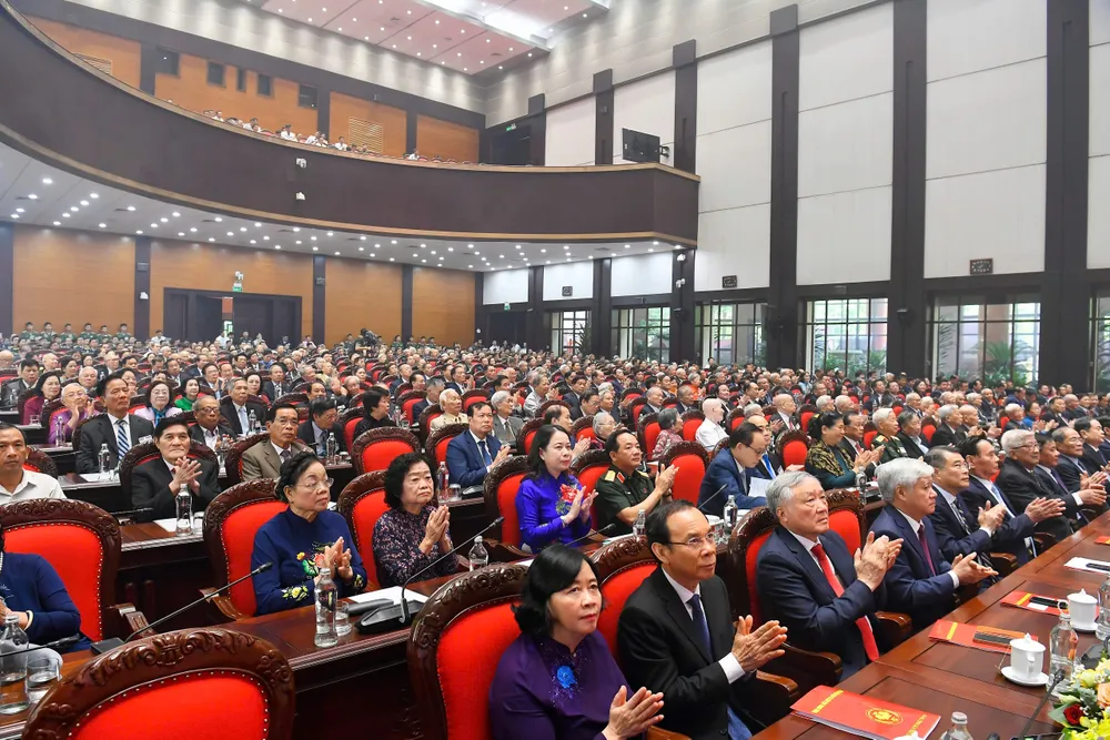 TBT gap mat lao thanh Cach mang 13.jpg