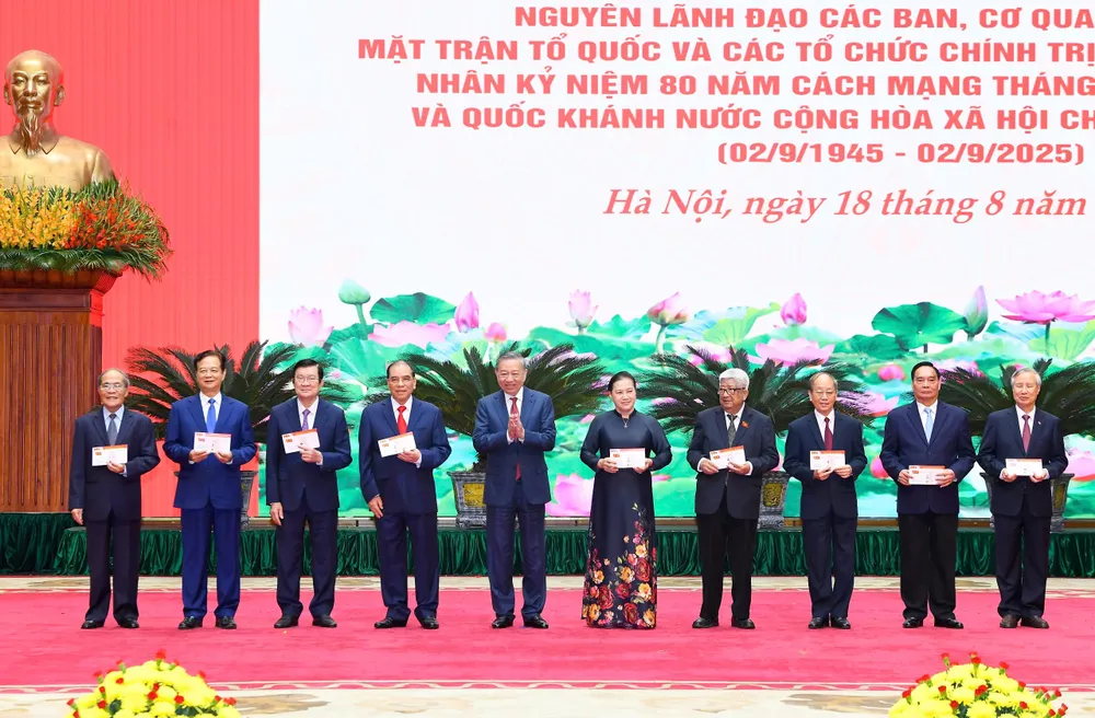 TBT gap mat lao thanh Cach mang 3.jpg