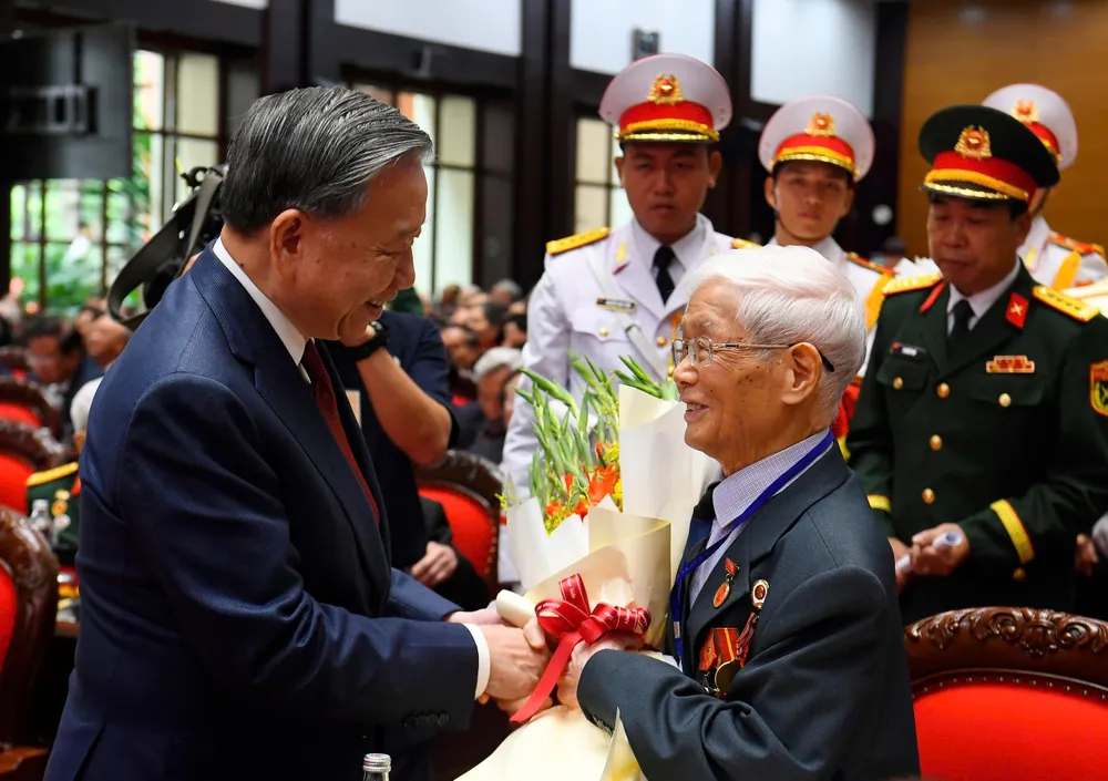 TBT gap mat lao thanh Cach mang 5.jpg