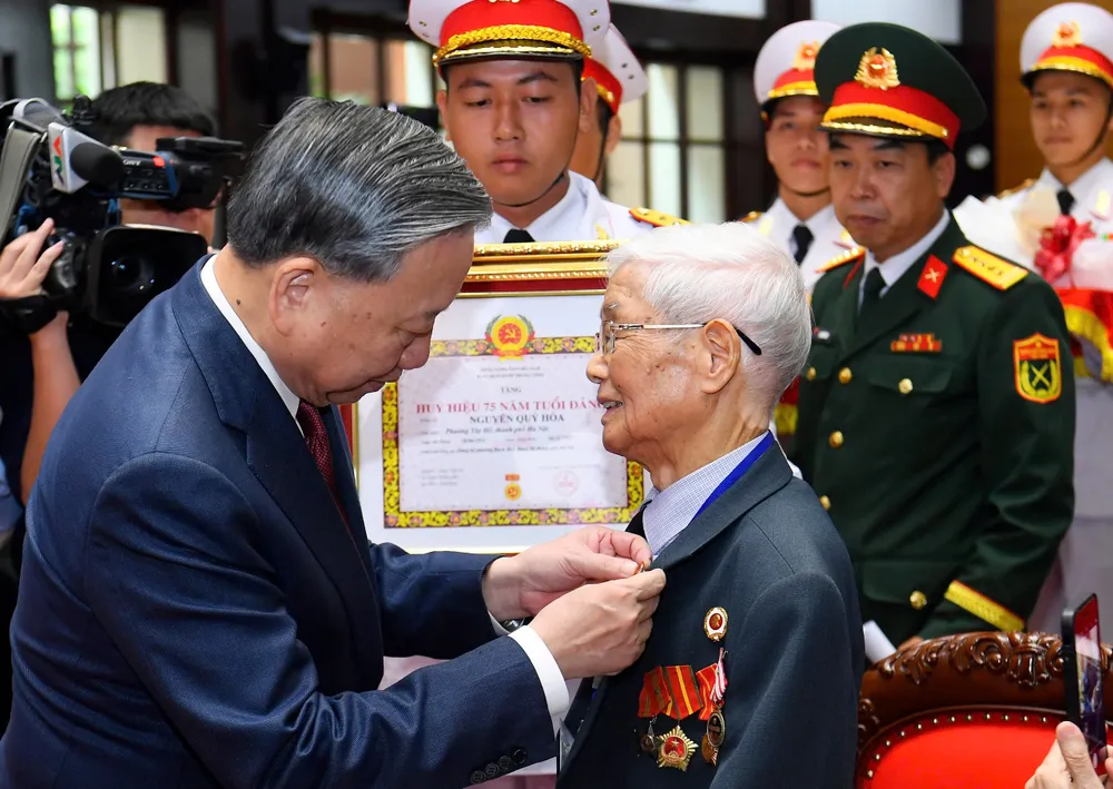 TBT gap mat lao thanh Cach mang 6.jpg