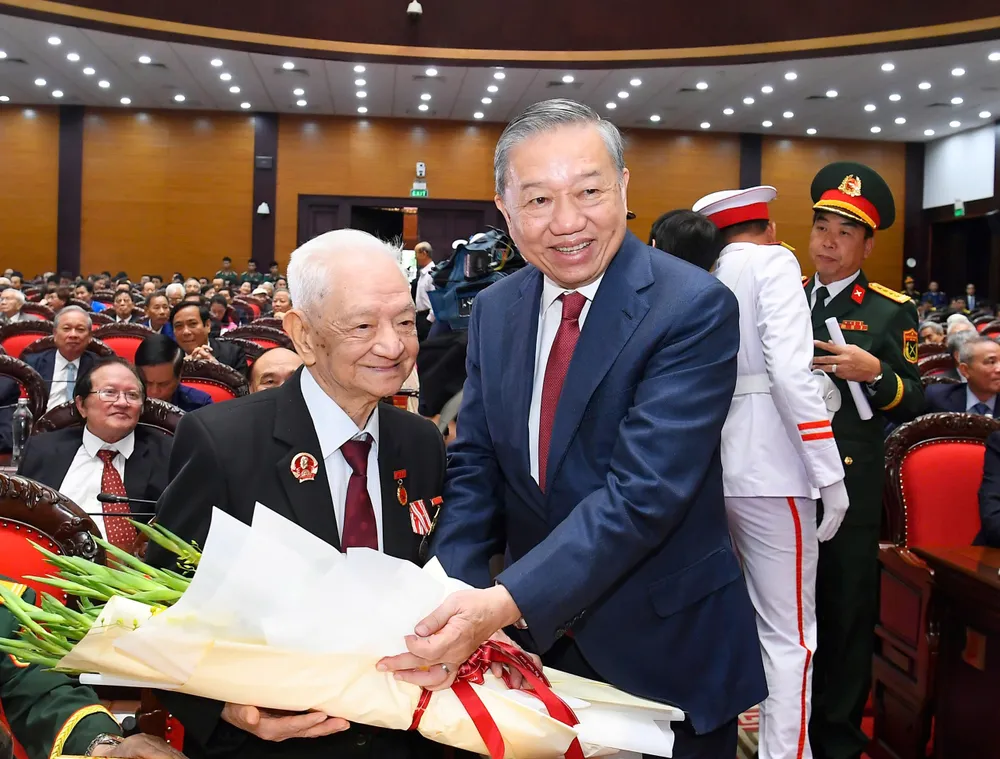 TBT gap mat lao thanh Cach mang 7.jpg