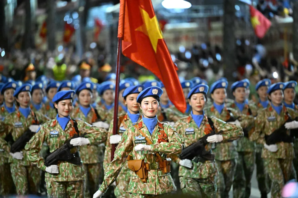 Anh tren duong pho 2.jpg