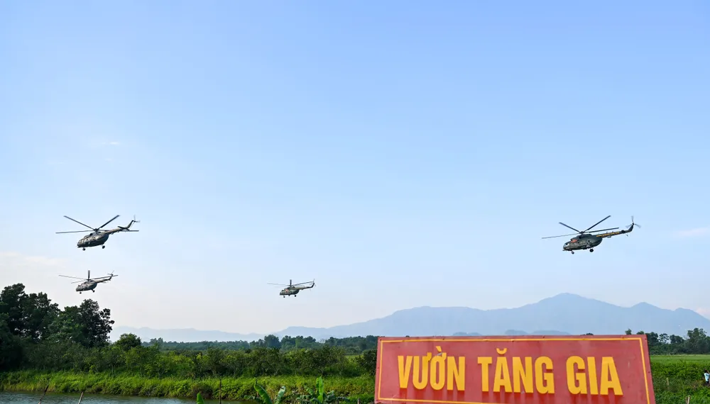 Đội hình các máy bay trực thăng bay kiểm tra, xếp đội hình tại sân bay Hòa Lạc