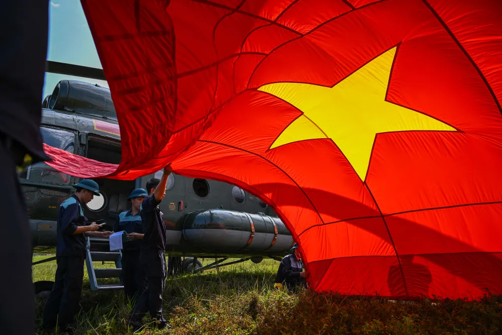 Thực hiện công tác kỹ thuật treo cờ Tổ quốc lên máy bay