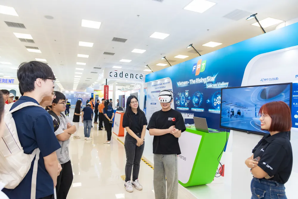 Khach tham quan gian hang FPT.JPG