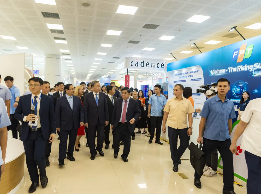 TBT Thu tuong tham quan gian hang FPT.JPG