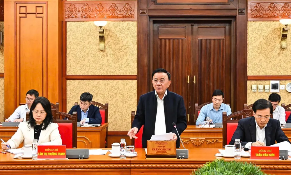 Đồng chí Trần Cẩm Tú chủ trì và kết luận cuộc họp. Ảnh: ĐCS