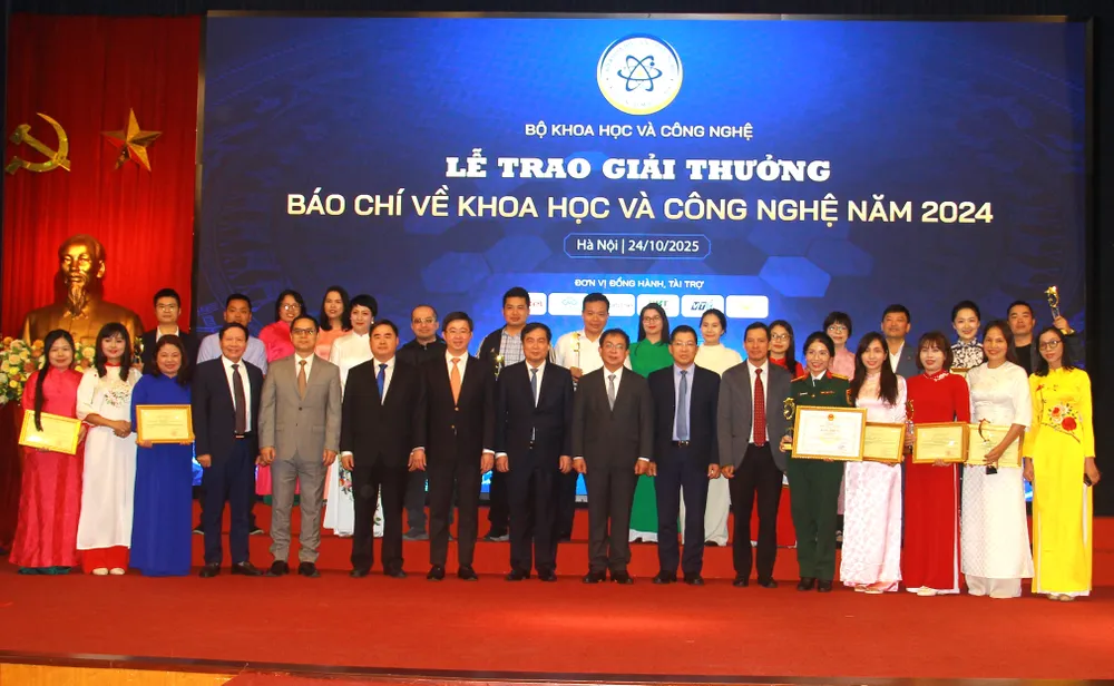 Anh trao giai bao chi KH-CN 2.JPG