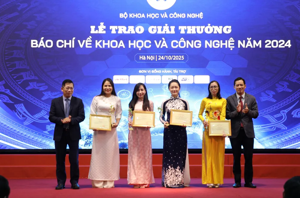 Anh trao giai bao chi KH-CN 4.JPG