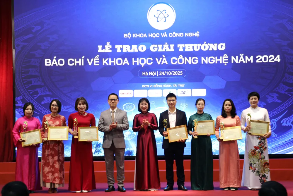 Anh trao giai bao chi KH-CN 5.JPG