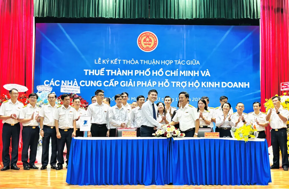 Ông Đỗ Đức Trung - PGĐ VNPT TPHCM ký kết thỏa thuận hợp tác với Ông Nguyễn Văn Thành, Phó trưởng Thuế TPHCM.jpg