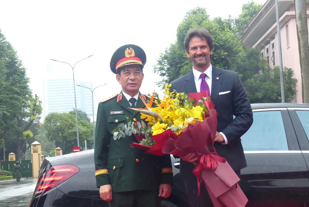 Anh BT Quoc phong Slovakia 1.JPG