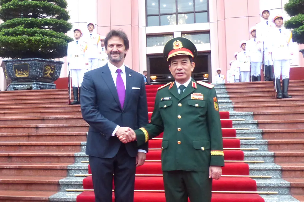 Anh BT Quoc phong Slovakia 3.JPG